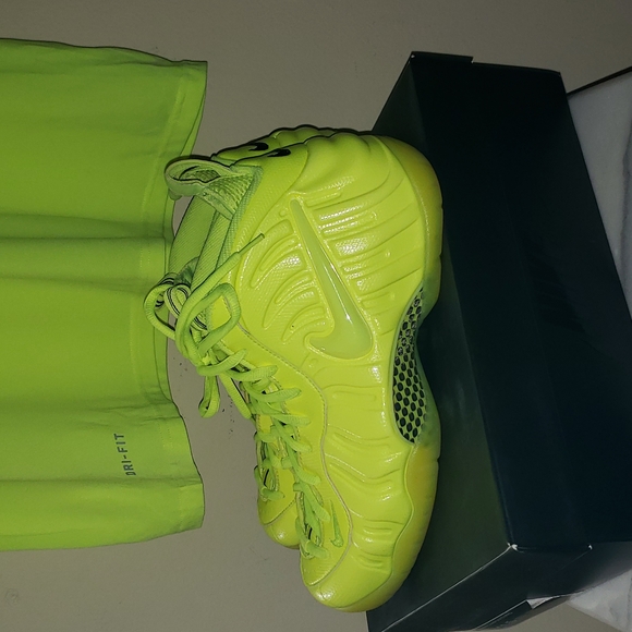 Men Volt Volt Black  Foam Posites & Matching Nike Shirt Set - Picture 4 of 11